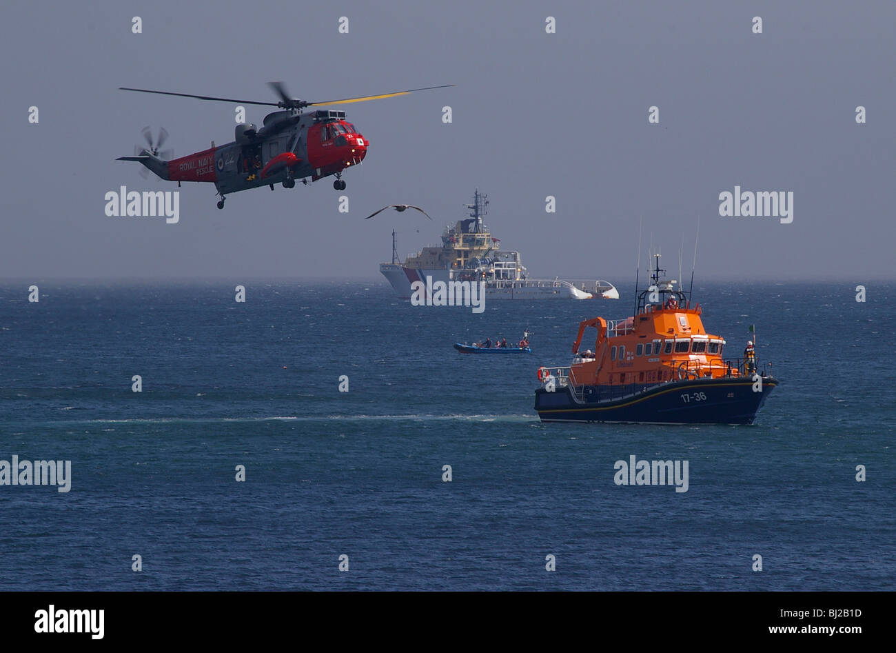 Hubschrauber und Rettungsboot Stockfoto