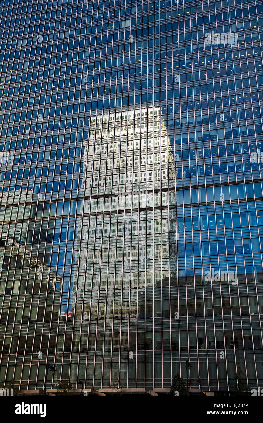 Canary Wharf One Canada Square spiegelt sich in 25 Bank Street Stockfoto