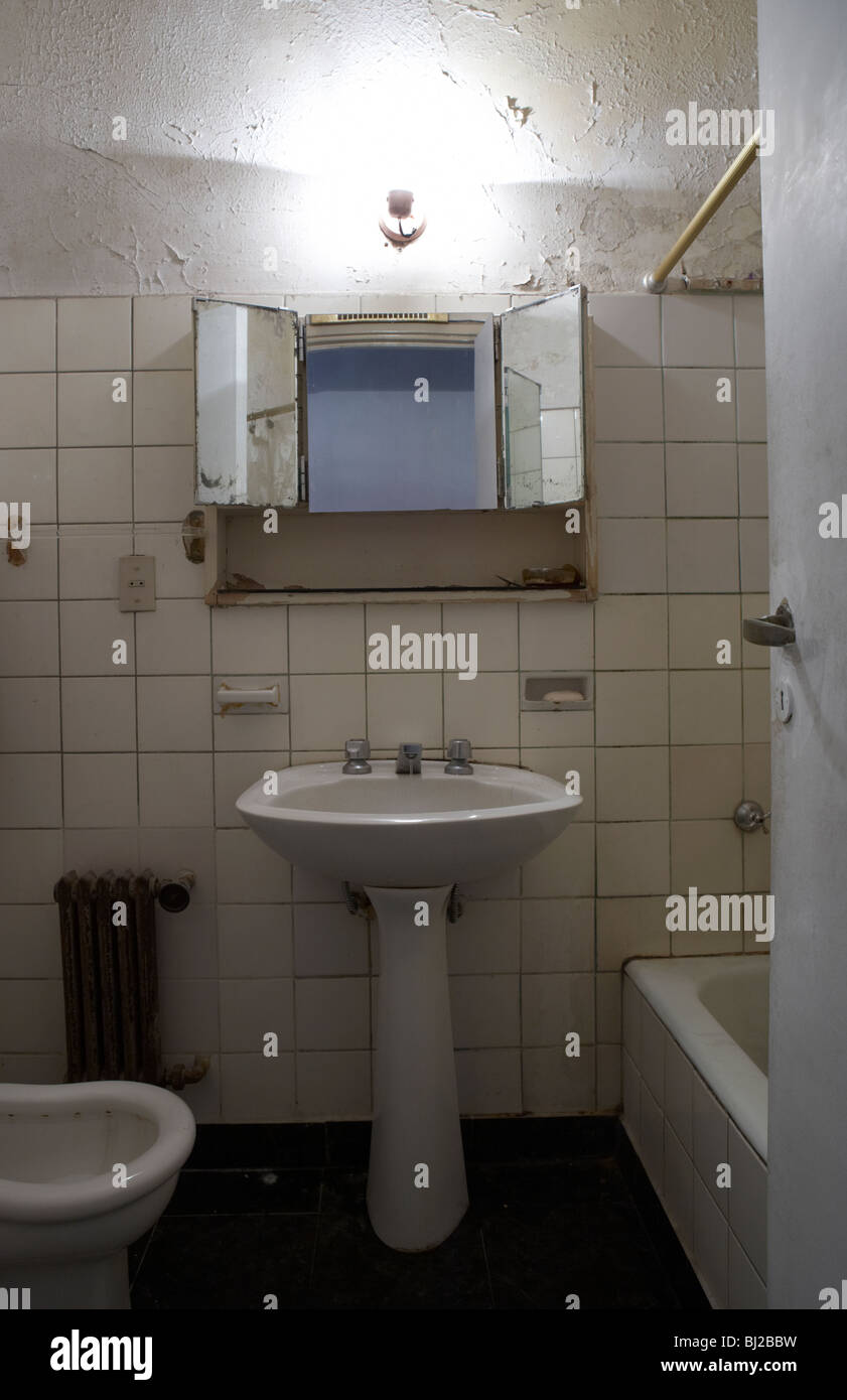 kleine schmale heruntergekommen, Badezimmer Stockfoto, Bild ... kleine schmale heruntergekommen, Badezimmer Stockfoto, Bild ...