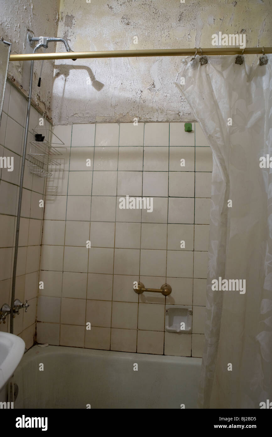 verfallende Dusche in einem heruntergekommenen Badezimmer Stockfoto