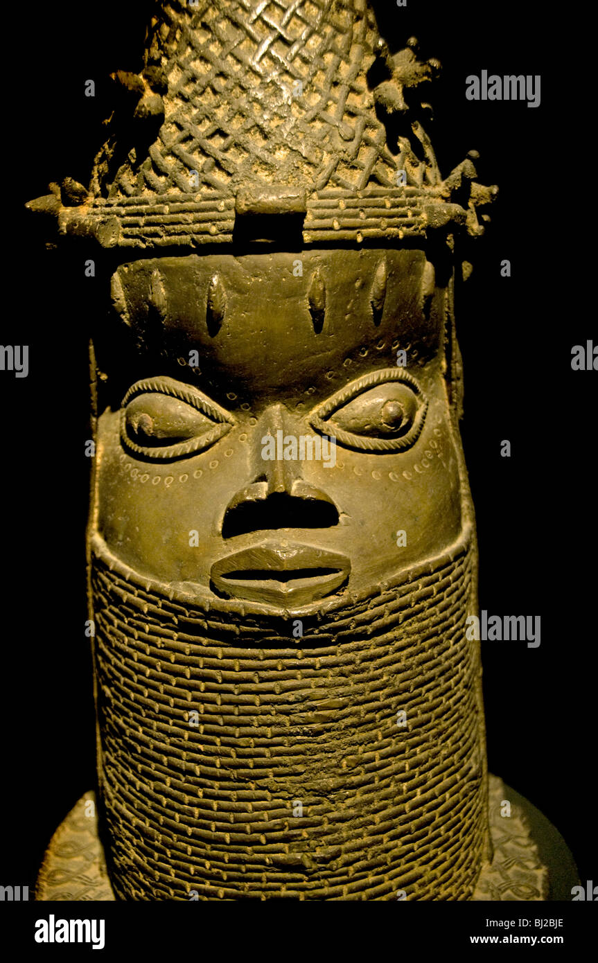 Iyoba-Königin-Mutter des 19. Jahrhunderts Royal Benin Nigeria Guinea Küste Museum Afrika afrikanische (Kragen 37 von aufgetürmten Strings von Stockfoto