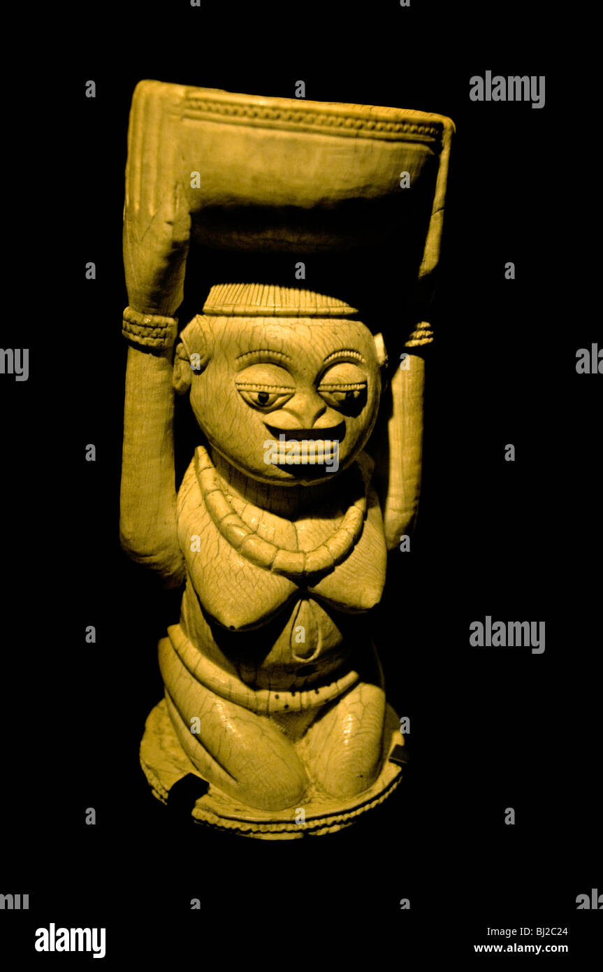 Eine siebzehnten Jahrhundert Elfenbein-Figur von Owo Benin Nigeria Elfenbein Stockfoto