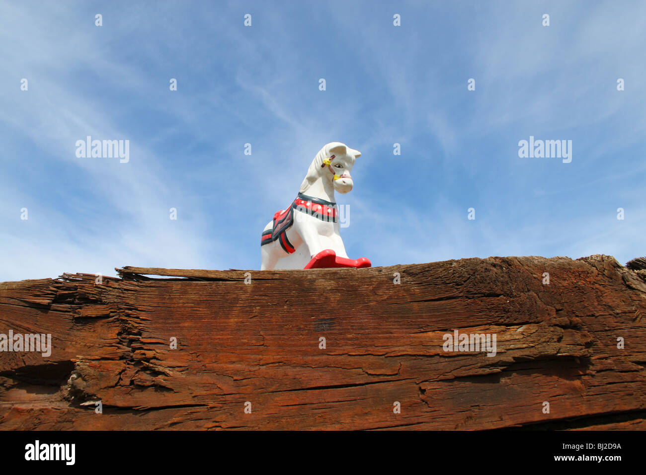 Hölzerne Schaukelpferd Spielzeug auf einen Spaziergang in der Nähe von Whitchurch, Hampshire Stockfoto