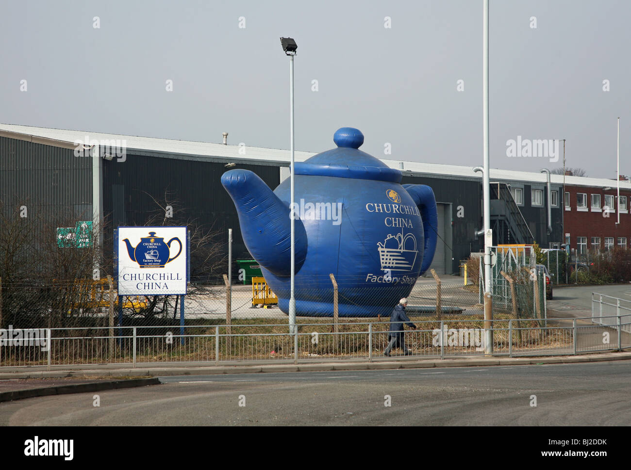 Eine riesige aufblasbare Teekanne außerhalb des Churchill China arbeitet Werbung die Factory Shop, Stoke-on-Trent, England, Großbritannien Stockfoto