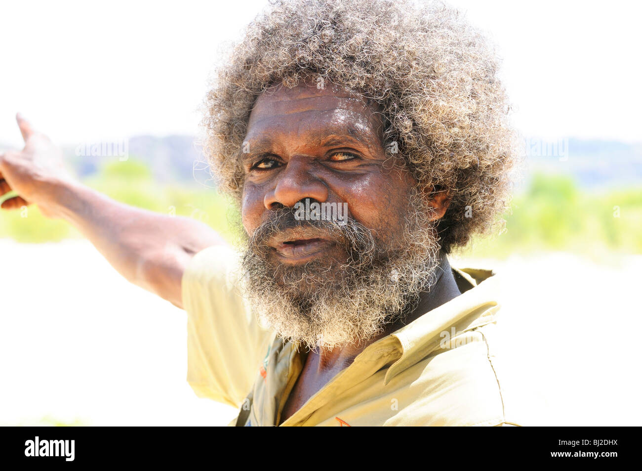 Aborigine-Mann zeigt auf Böschungen im Arnhem Land, Northern Territory, Australien Stockfoto