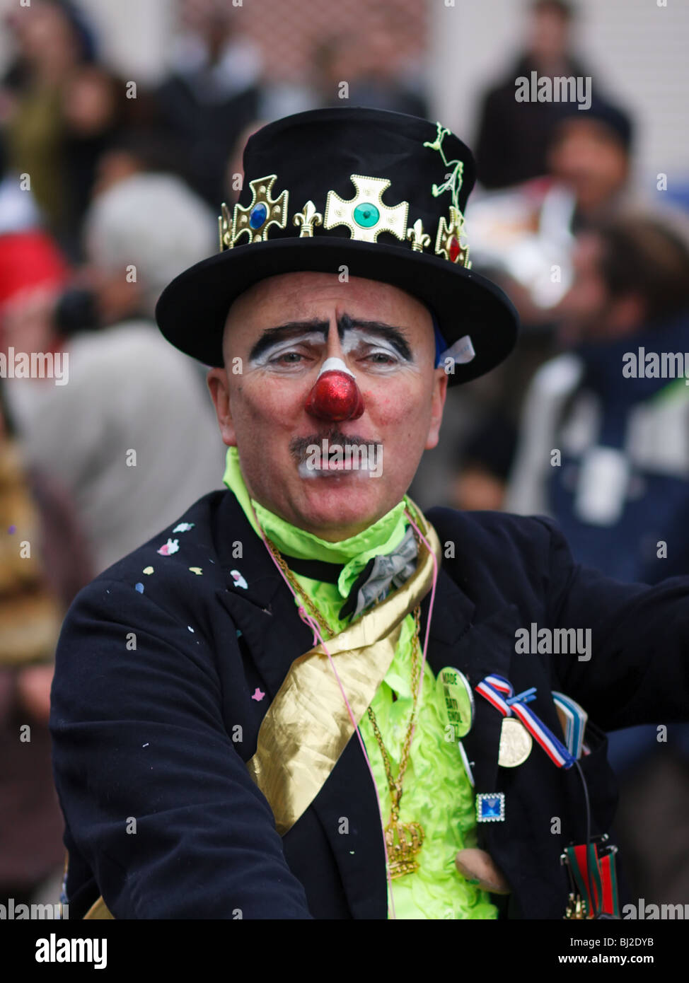 Ein Mann in ein Clownskostüm Durchführung beim Karnevalsumzug in den Straßen von Paris, Frankreich Stockfoto