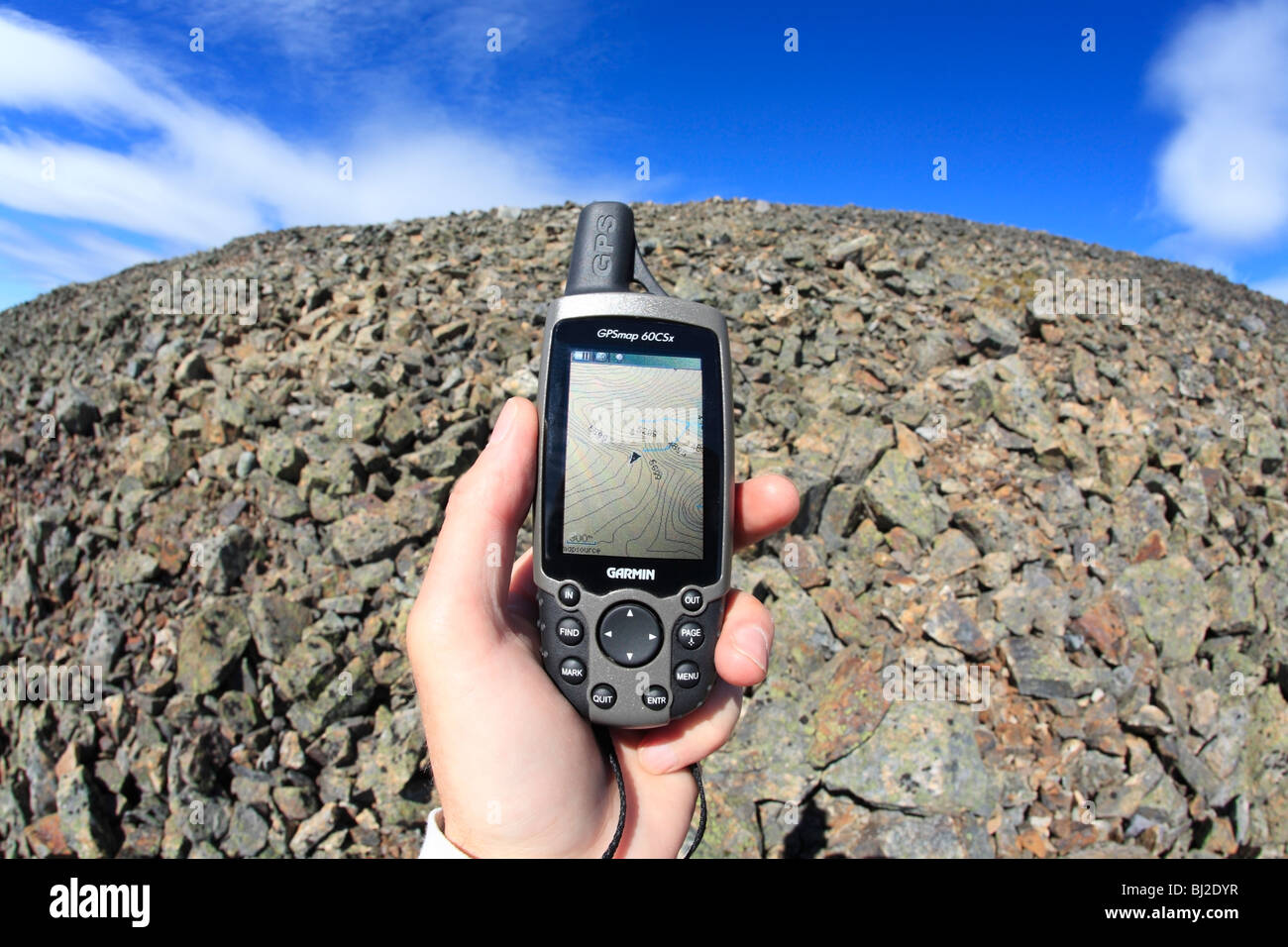 Wanderer mit GPS-Gerät, Hudson Bay Mountain, Smithers, Britisch-Kolumbien Stockfoto