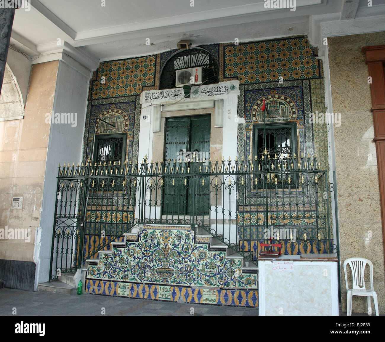 Eine reich verzierte Tür an der Fassade eines Hauses auf der Avenue Bourguiba in der Hauptstadt von Tunesien, Tunis Stockfoto