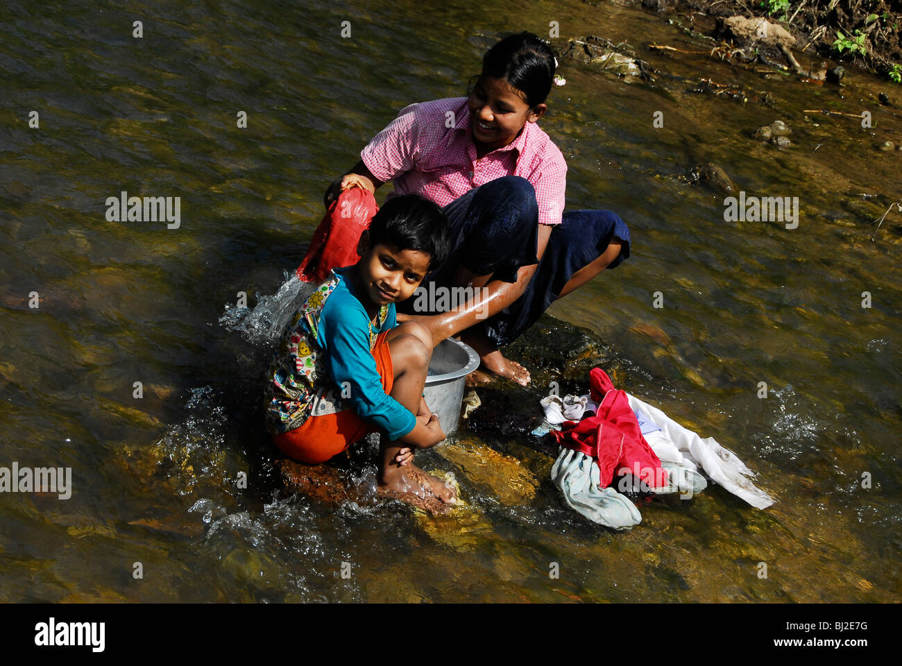 Karen Dame Wäsche waschen, Mae la Flüchtlingslager (thai-burmesischen Grenze), nördlich von Mae Sot, Provinz Tak, Nord-thailand Stockfoto