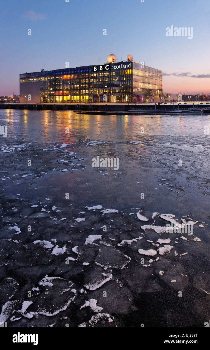 Das BBC Schottland Hauptquartier am Pacific Quay und den gefrorenen Fluss Clyde, Glasgow, Scotland, UK Stockfoto