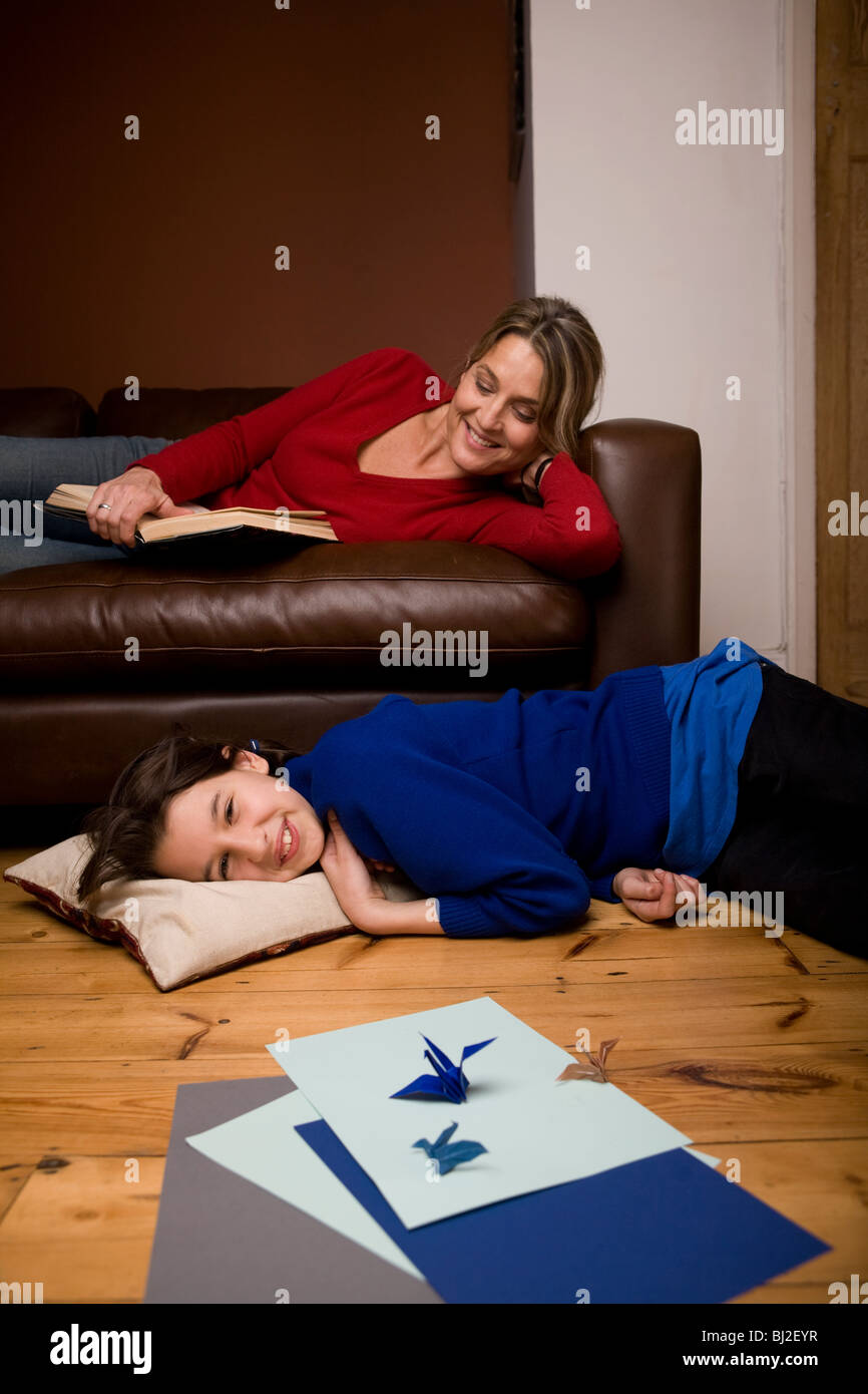 Mutter und Tochter gemeinsam zu Hause im Wohnzimmer entspannen Stockfoto