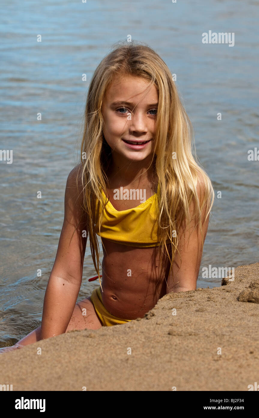 Kinder Bikini Fotos Und Bildmaterial In Hoher Auflösung Seite 2 Alamy 
