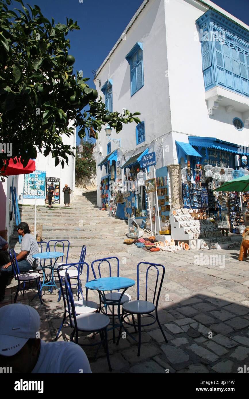 Blauen und weißen gestrichenen Häusern auf einem Hügel in das malerische Dorf Sidi Bou Said, Tunesien, Nordafrika Stockfoto