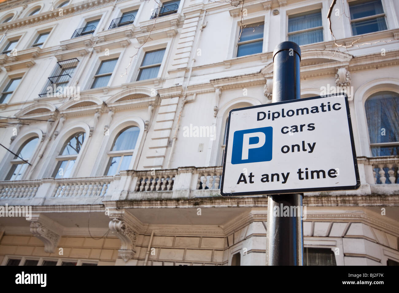 Parkplatz für Diplomaten nur in Kensington London Stockfoto