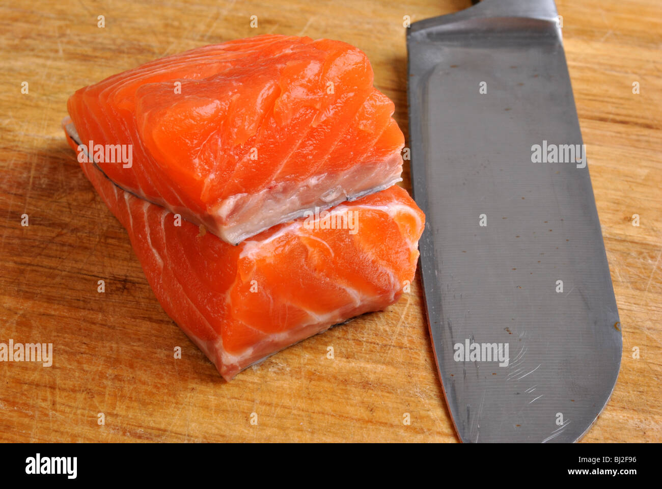 Bio wild Lachs Steak und ein Messer Stockfoto