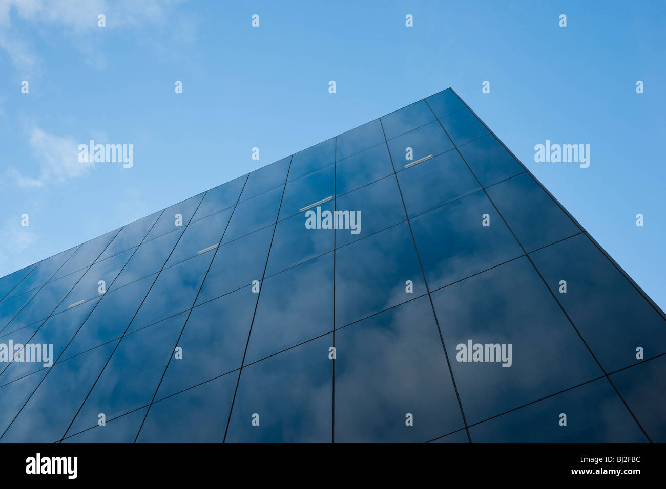 Moderne Bürogebäude Glasfenster gegen Himmel mit Reflexion Stockfoto