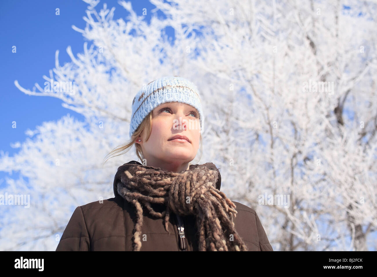 Porträt einer Frau an einem frostigen Wintertag.  Stör Creek, Winnipeg, Manitoba, Kanada. Stockfoto