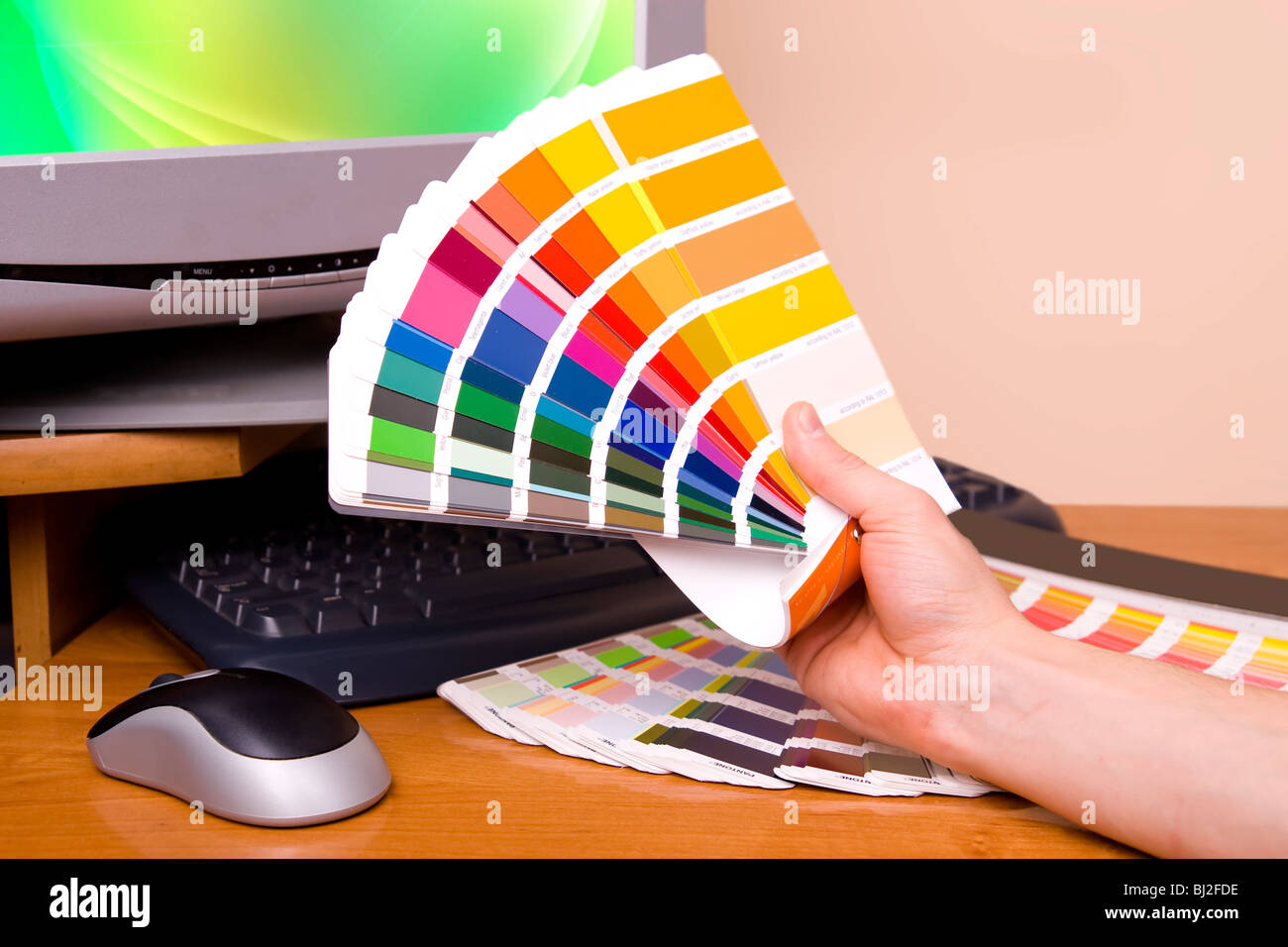 Designer bei der Arbeit. Farbmuster auf Tisch. Stockfoto