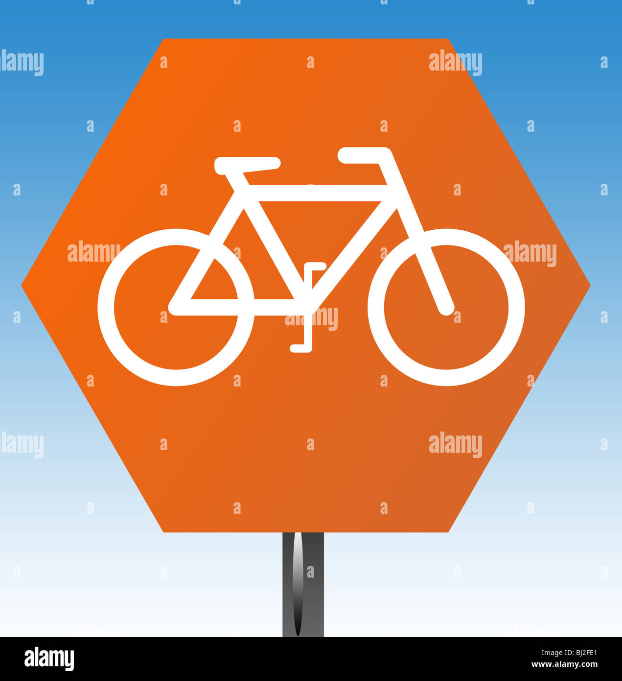 Radfahren, Warnzeichen auf abgestuften blauen Himmelshintergrund isoliert. Stockfoto