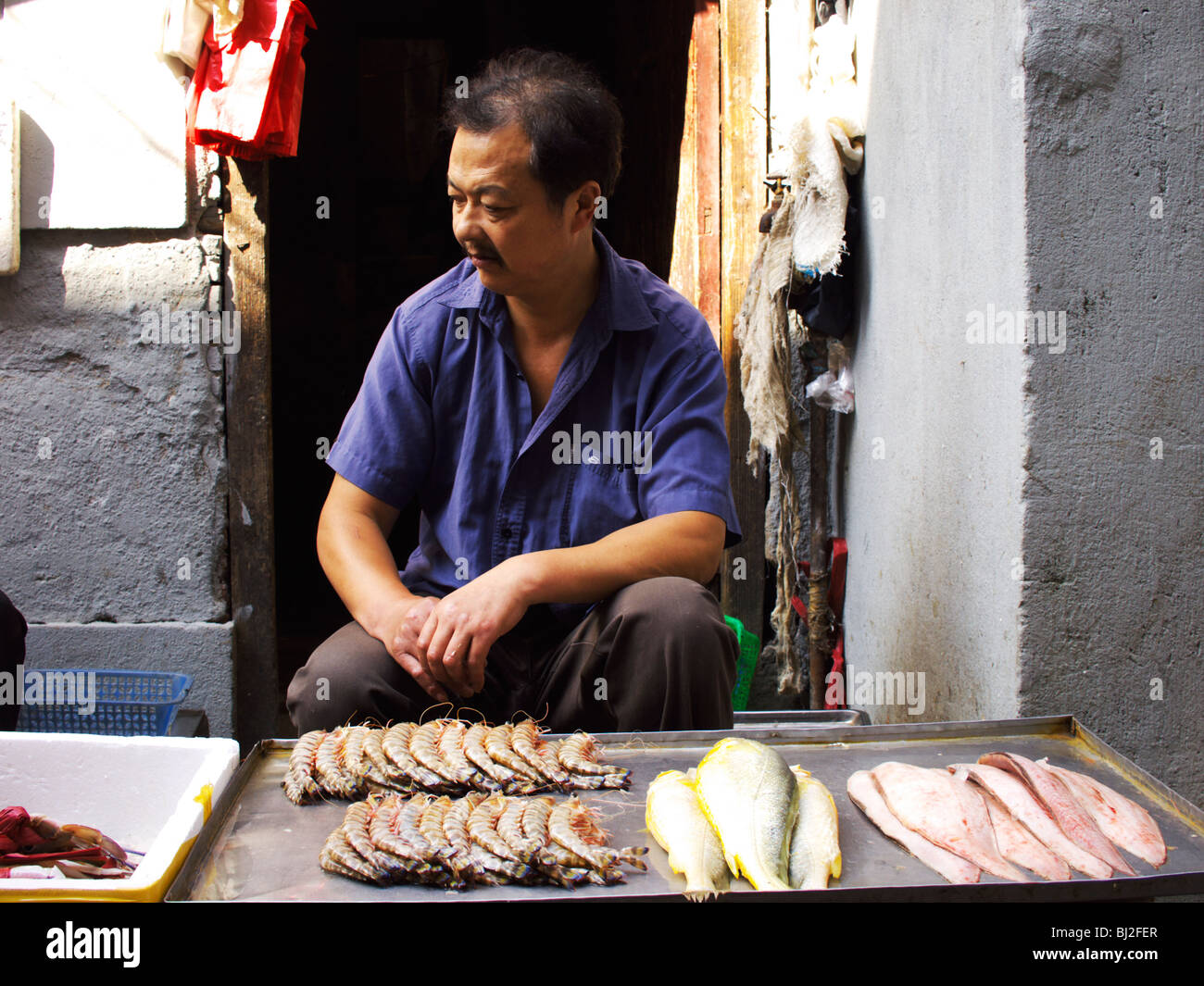 Fischer in Shanghai verkauft seinen Fang in einem lokalen Markt Stockfoto