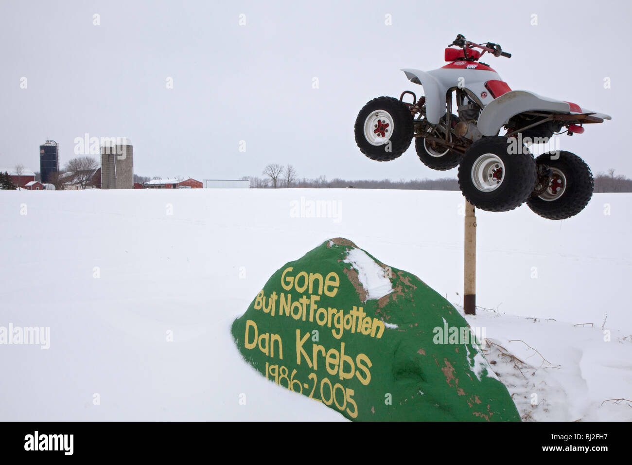 Fowlerville, Michigan - ein am Straßenrand Denkmal für einen Teenager. Stockfoto