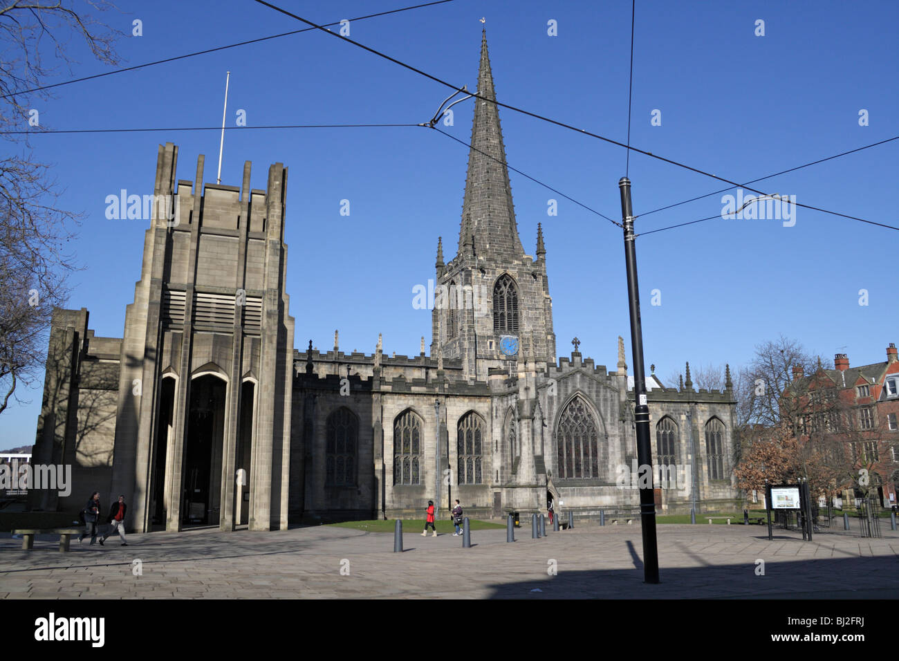 Sheffield Anglican Cathedral England UK und Stromkabel für das Straßenbahnnetz Sheffield City Centre Grade I, das als Bauort der Anbetung gelistet ist Stockfoto