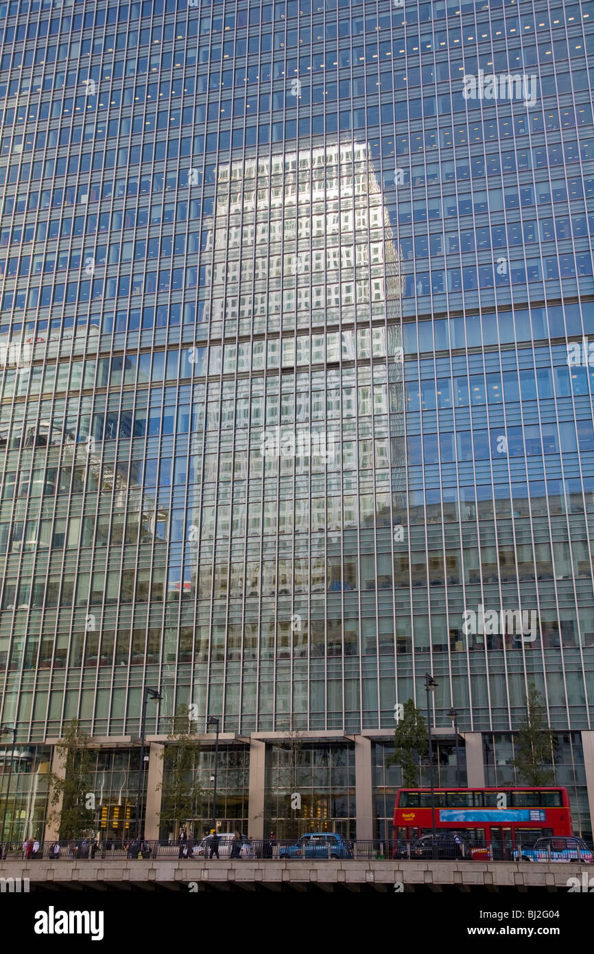 Canary Wharf One Canada Square spiegelt sich in 25 Bank Street Stockfoto