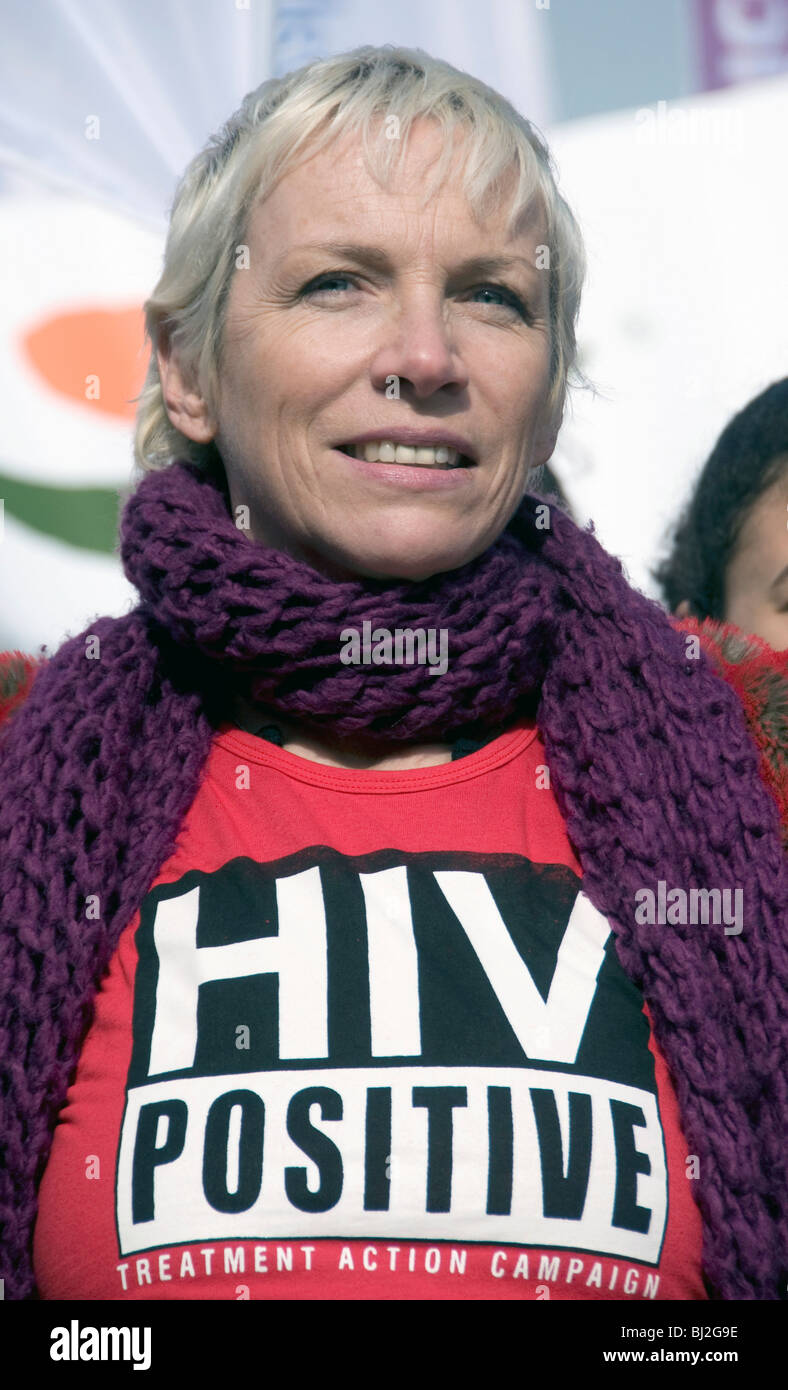 VEREINIGTES KÖNIGREICH.  Annie Lennox an der Millennium Bridge in London zum 100. Jubiläum des Internationalen Frauentags 8.3.10 Stockfoto