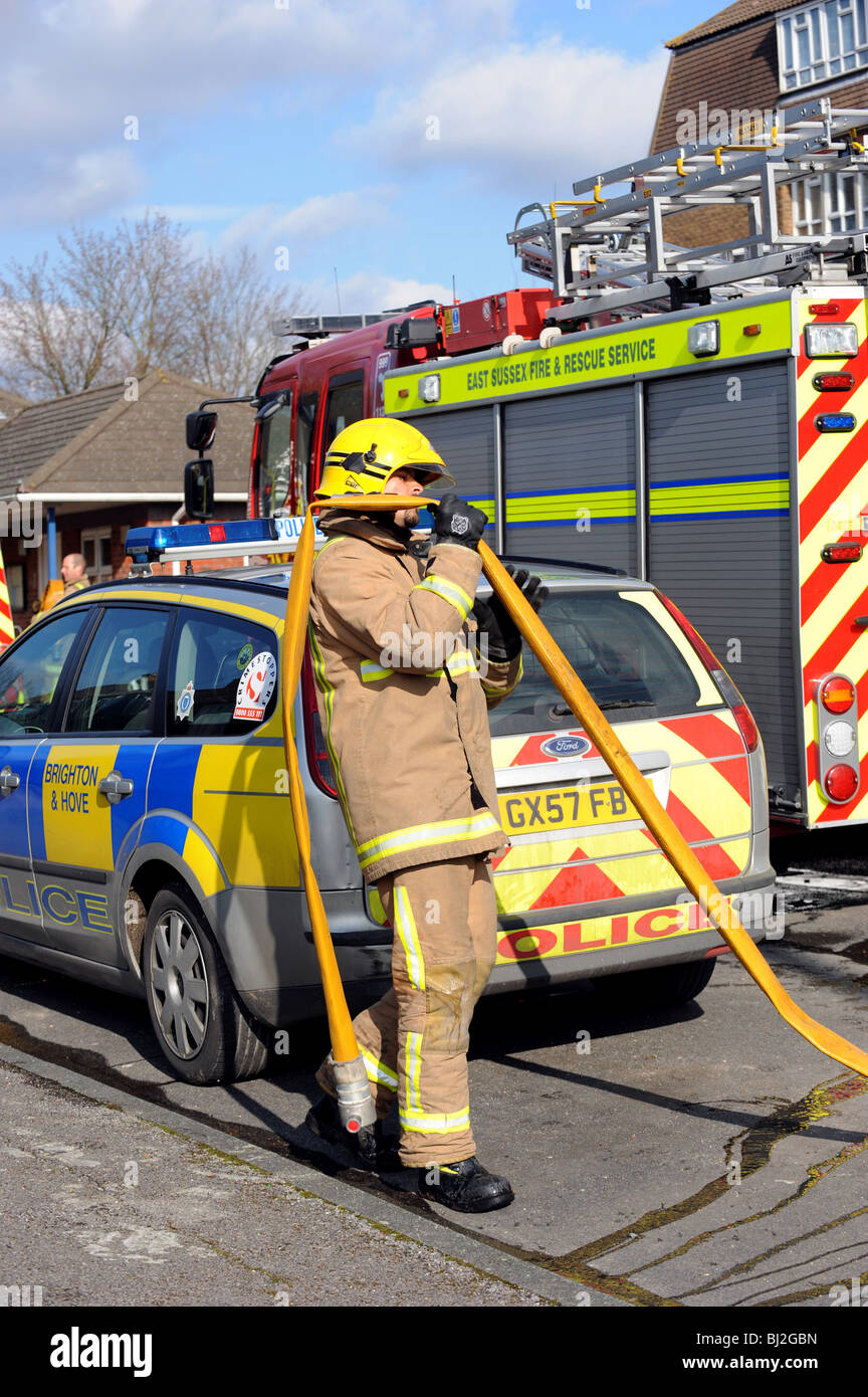 Polizei und Feuerwehr arbeiten am Unfallort einen schweren Hausbrand in Brighton Stockfoto