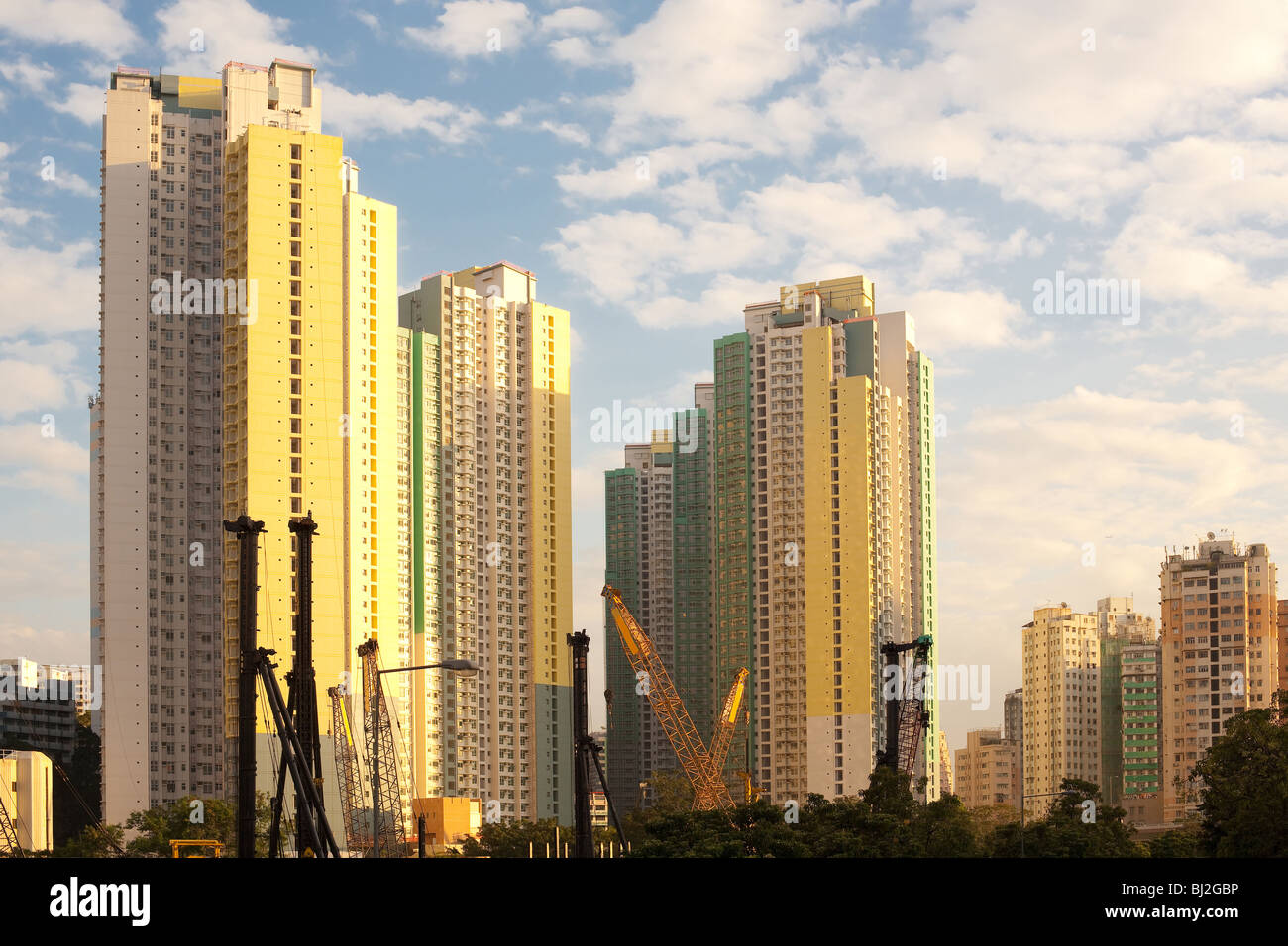 Mehrfamilienhäuser und Baustelle auf Kowloon Bay District, Kowloon, Hong Kong, China Stockfoto