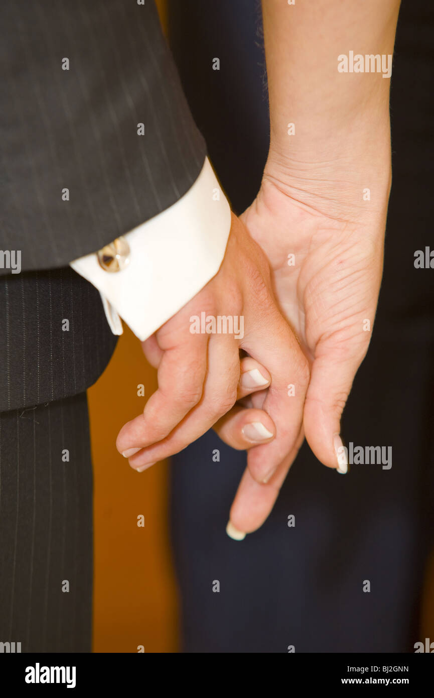 Paar Hand in Hand hautnah Stockfoto