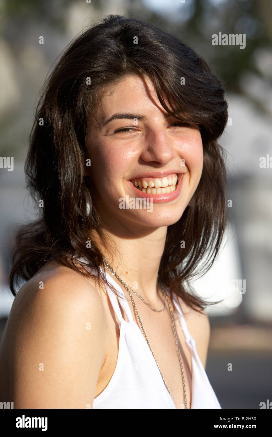 junge spanische Latin Frau lächelnd auf Kamera in Buenos Aires Argentinien Stockfoto