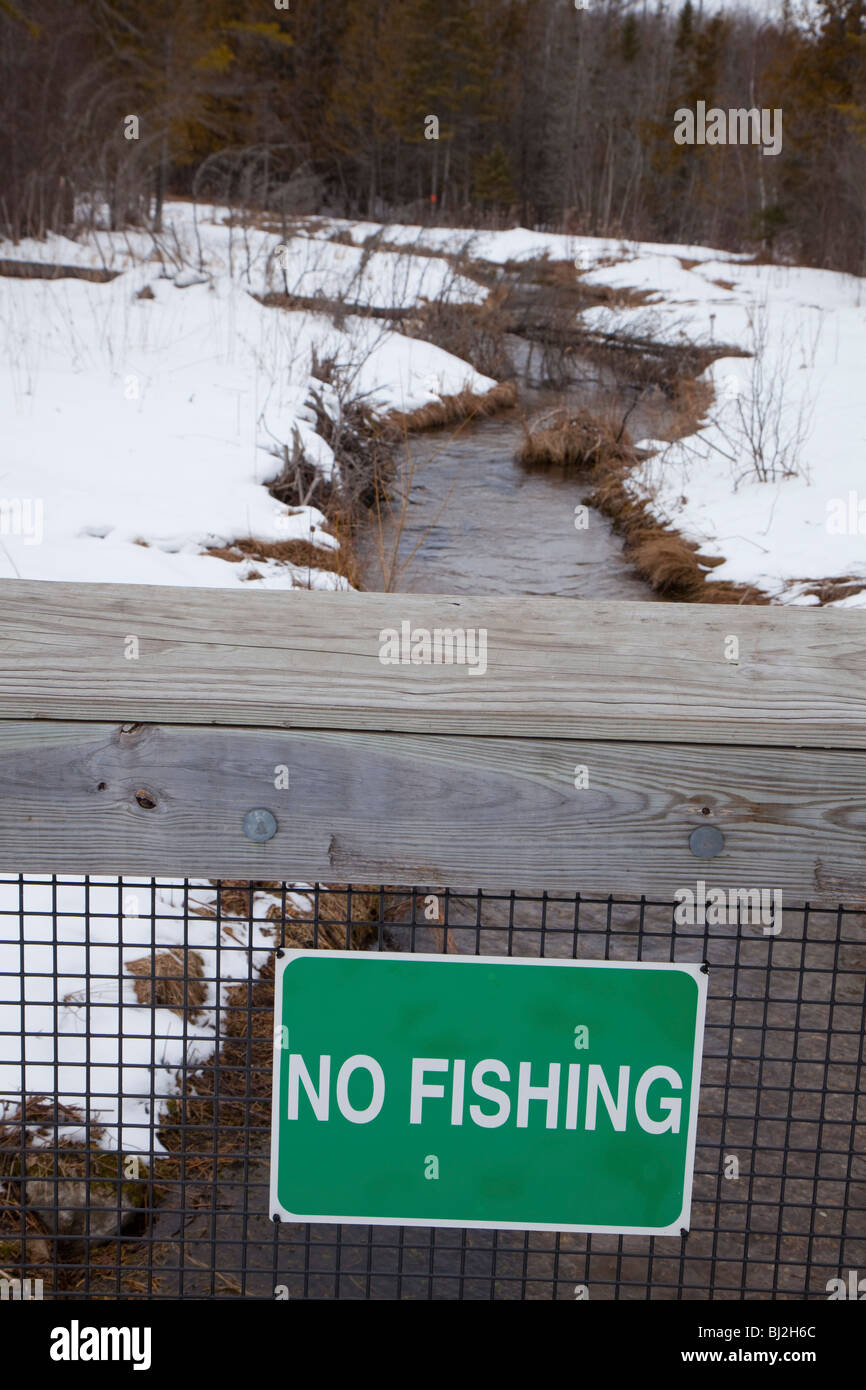 Ein Schild verbietet Angeln in einem Bach in den Oden State Fish Hatchery. Stockfoto