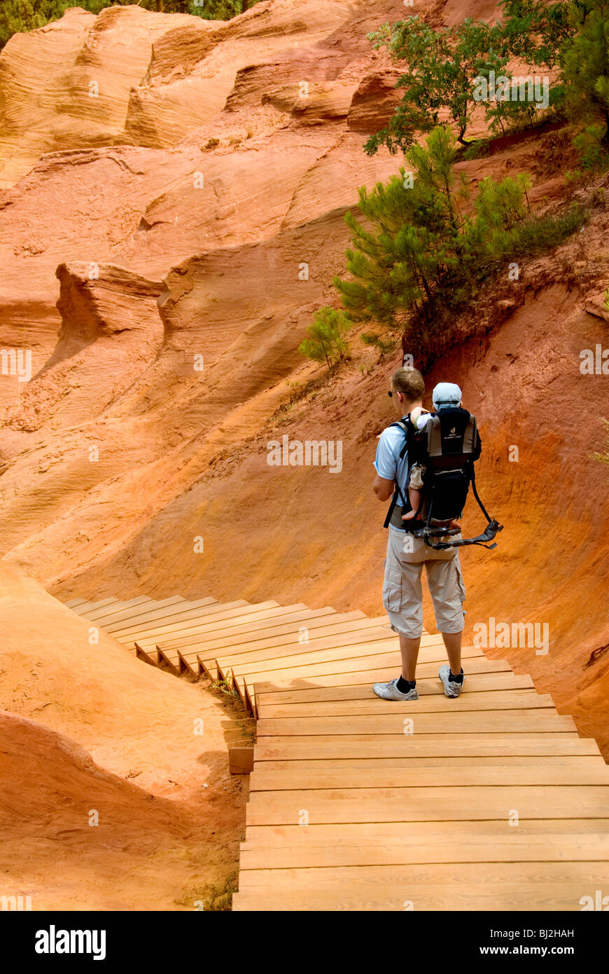 Vater und Kind geben Sie Ocker Steinbrüche, Roussillon, Provence, Frankreich Stockfoto