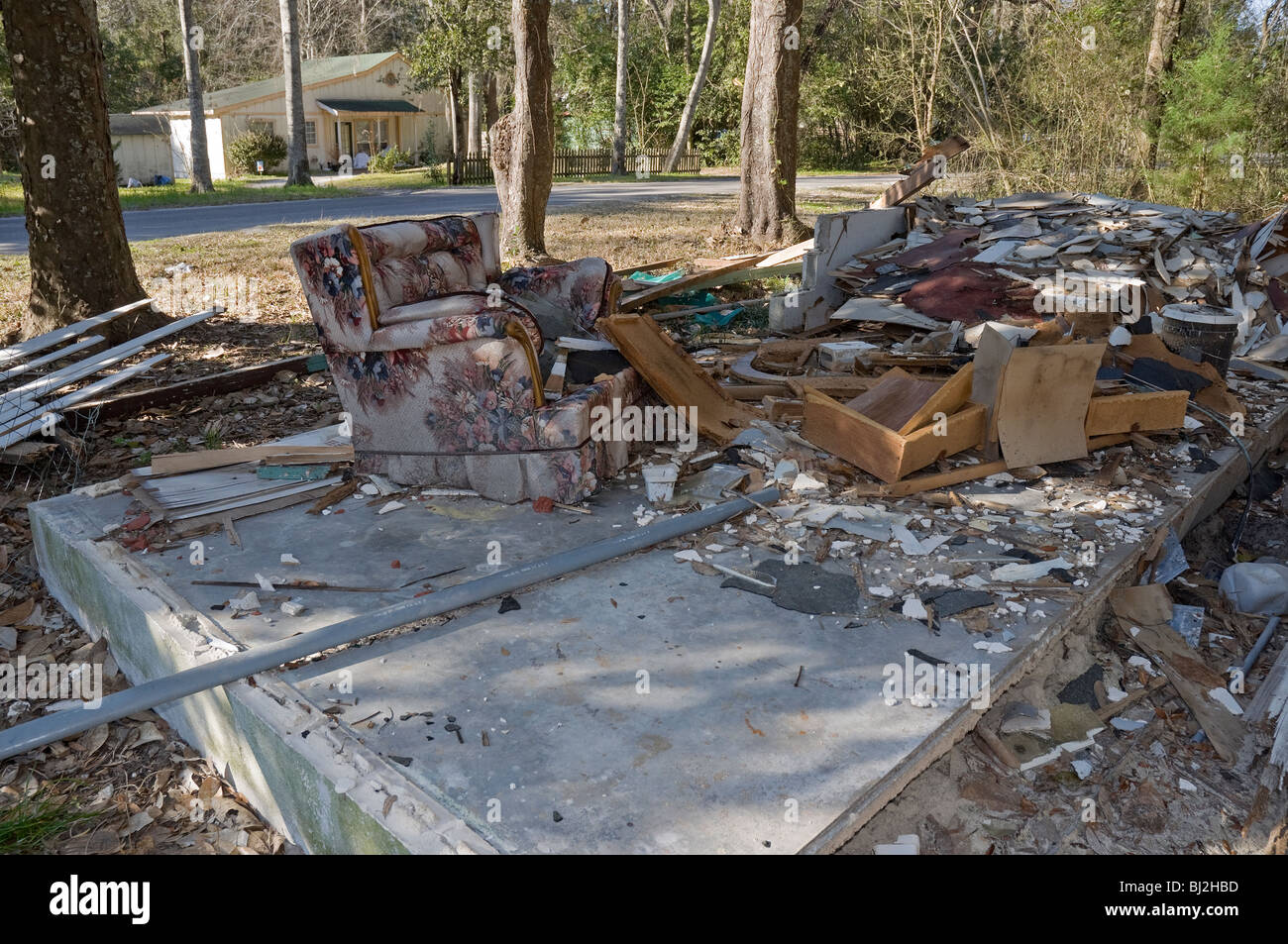 einsam und verlassene Stuhl sitzt in den Ruinen von einer abgerissenen nach Hause High Springs Florida Stockfoto