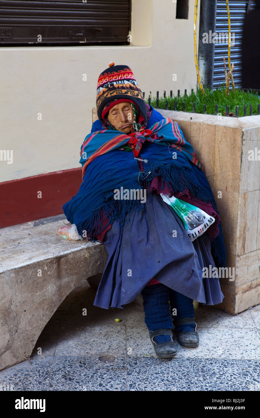 Alte Frau schläft in einer Straße von Puno, Titicacasee, Anden, Peru, Südamerika Stockfoto