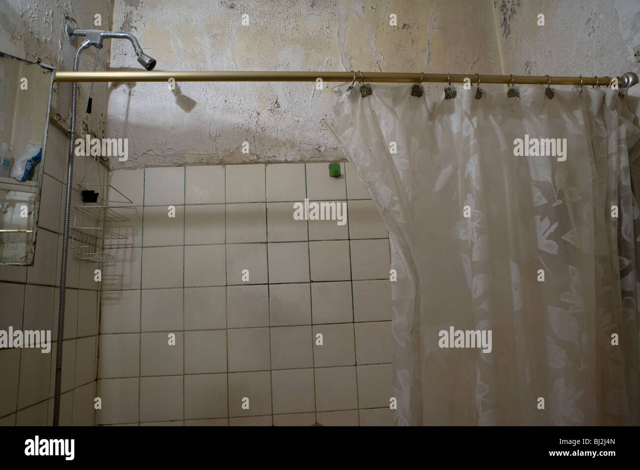 verfallende Dusche in einem heruntergekommenen Badezimmer Stockfoto