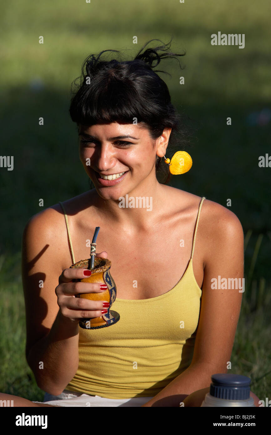 hispanische lateinische Mädchen lächelnd hält einen Kumpel Kürbis im Park in Buenos Aires Argentinien Stockfoto