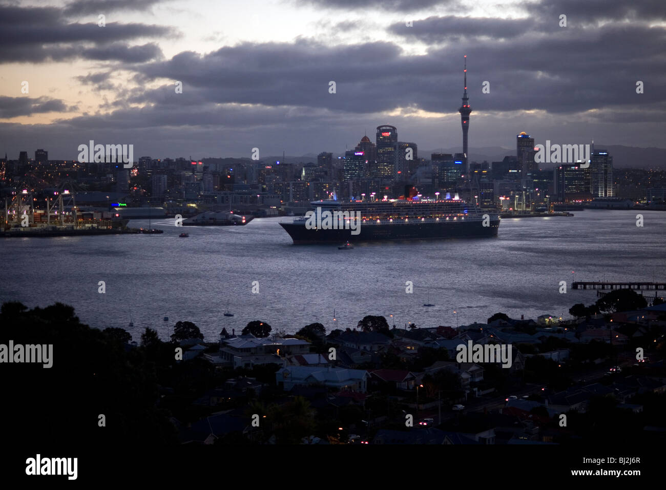 QE2 Königin Elizabeth die Sekunde verlässt den Hafen von Auckland 4. März 2010 um 20:00. Königin E II Stockfoto