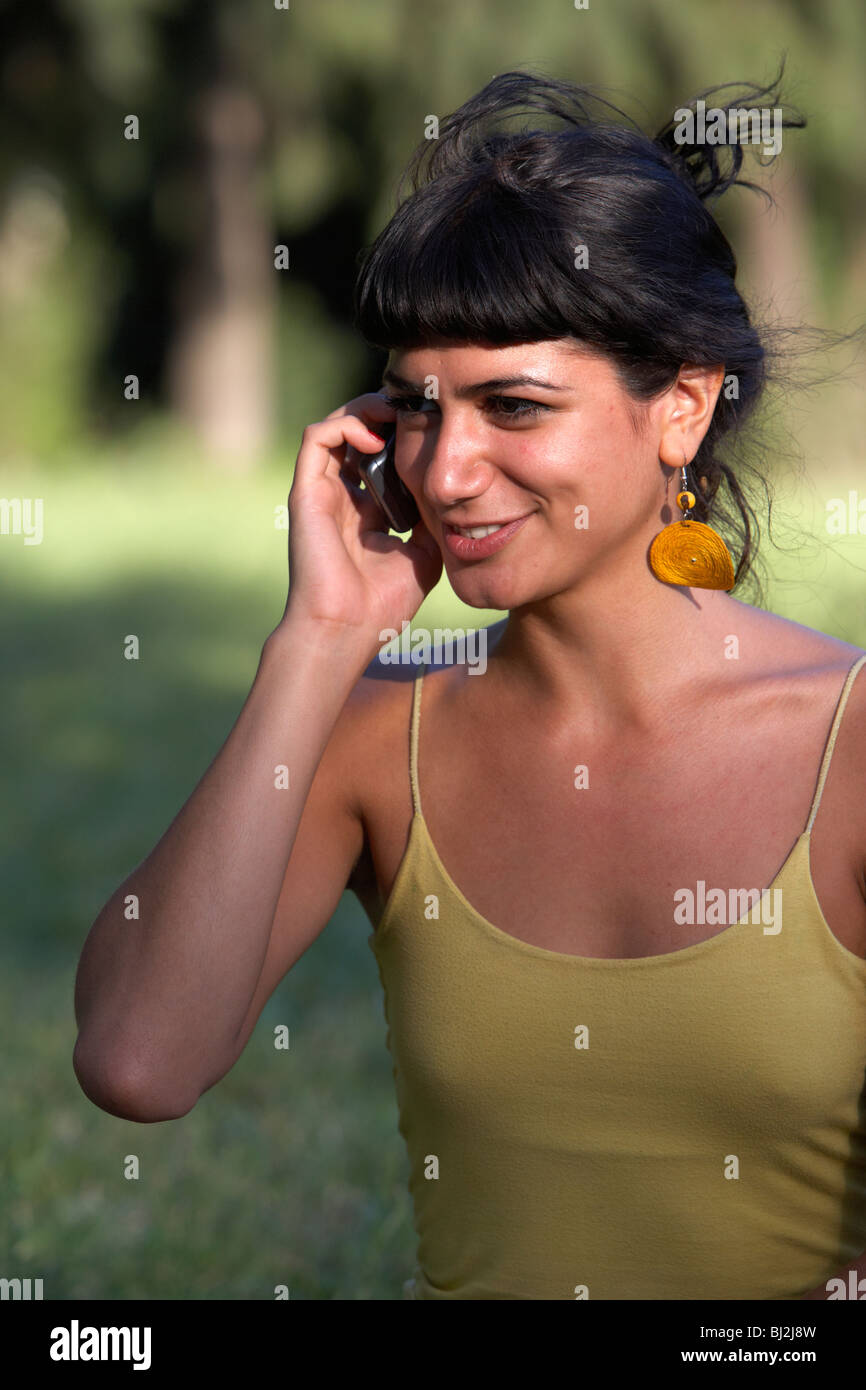 hispanische lateinische Mädchen auf dem Handy hören, während ein Aufruf Buenos Aires Argentinien Stockfoto
