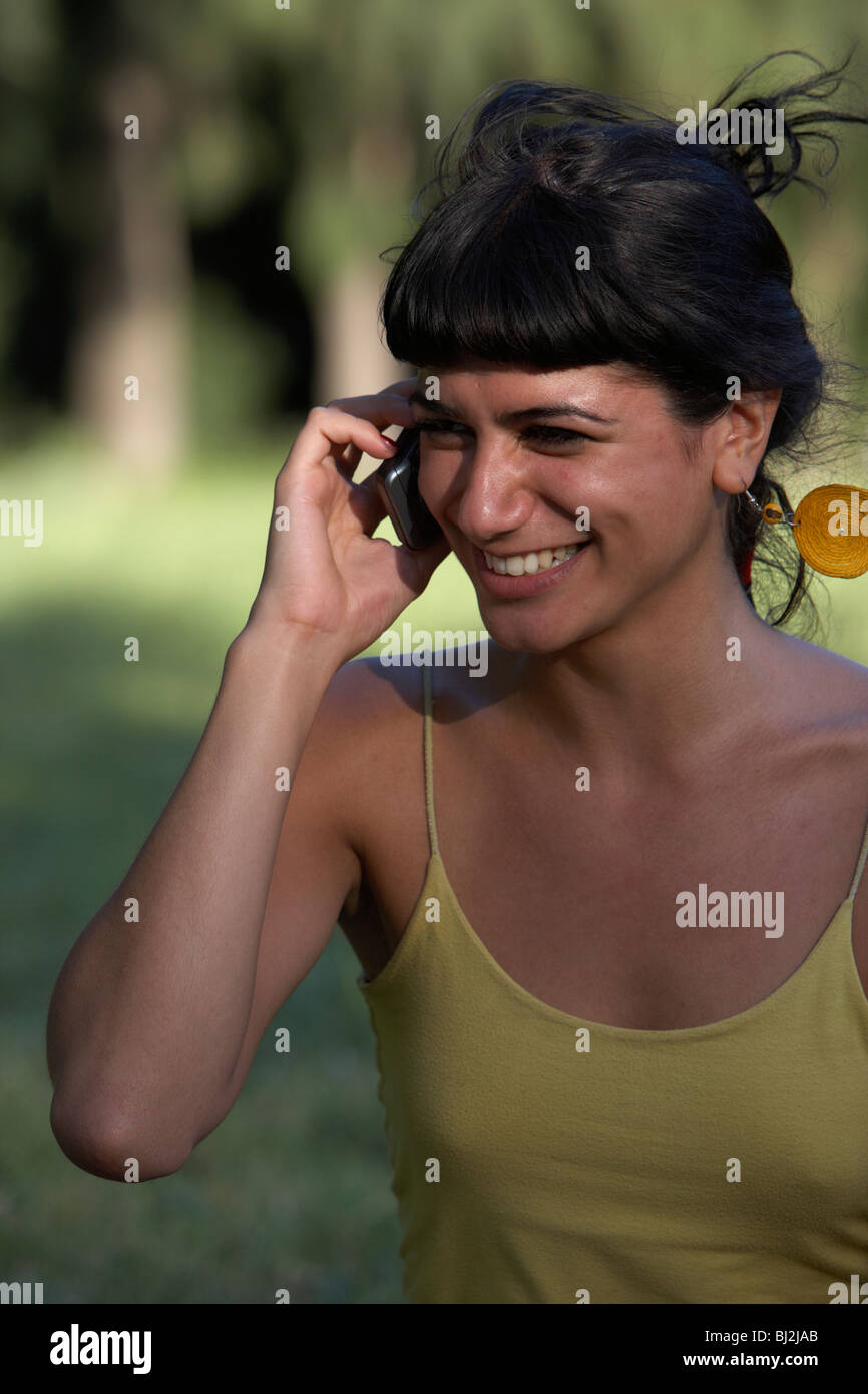 junge spanische Latin Frau lachen während eines Gesprächs auf den Handy-Buenos Aires-Argentinien Stockfoto