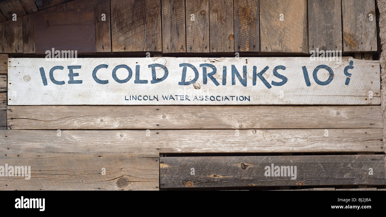 Eis kalte Getränke sind jetzt ein bisschen teurer, als wenn dieses Zeichen, in der historischen Wildwest Stadt von Lincoln, New Mexico gemacht wurde Stockfoto