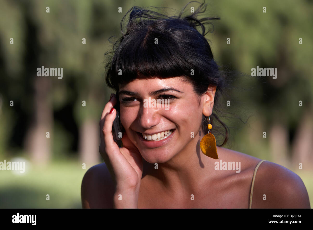 junge spanische Latin Frau lachen während eines Gesprächs auf den Handy-Buenos Aires-Argentinien Stockfoto