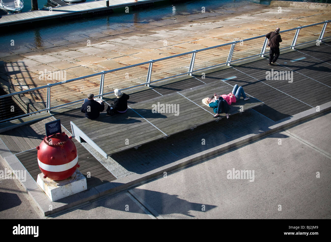 Menschen, die Entspannung in der Wintersonne in Torquay, D Tag Einschiffung Rampen, die 4. uns Infanteriedivision begann aus Rampen, Juni 1944 Stockfoto