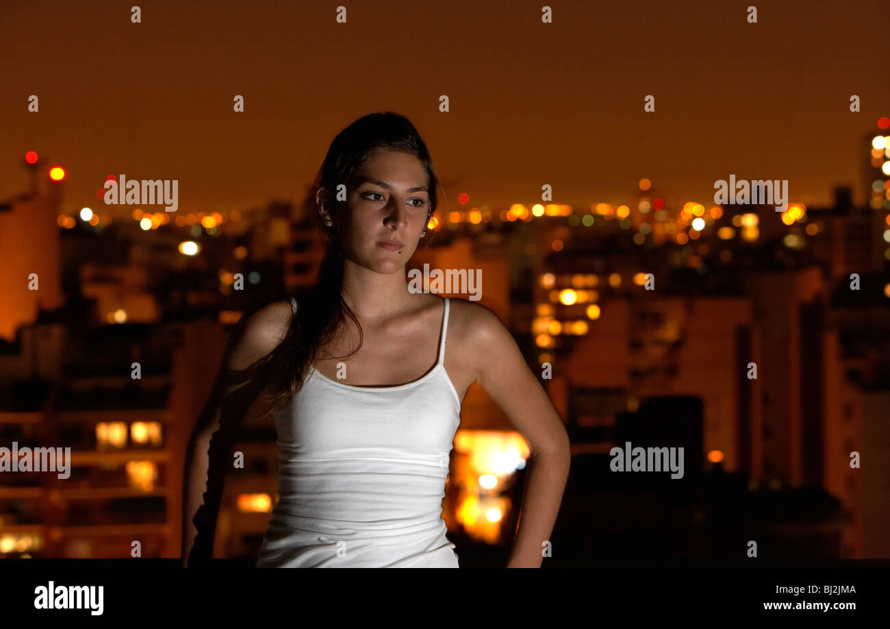 junge spanische Latin Frau unglücklich auf Dachterrasse mit Abend-Stadt im Hintergrund in Buenos Aires Argentinien Stockfoto