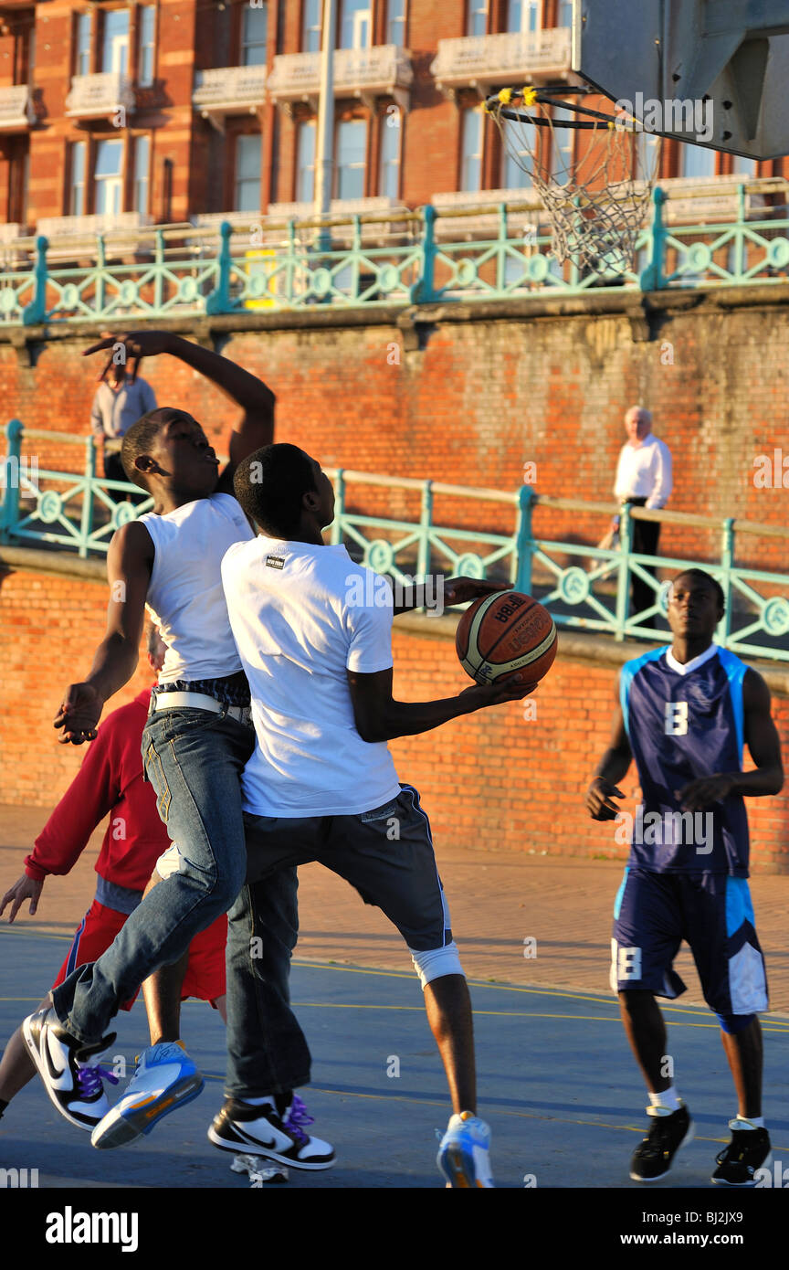 Junge Männer spielen Basketball in Brighton Stockfoto