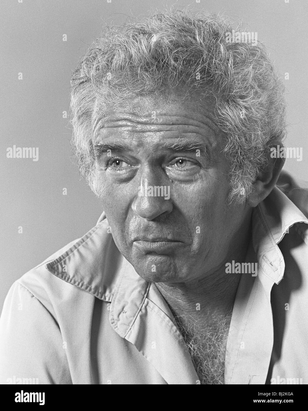 Norman Mailer, Portrait im Studio, New York City im September 1977 durch Robert Belott klassische schwarz-weiß -Bild Stockfoto