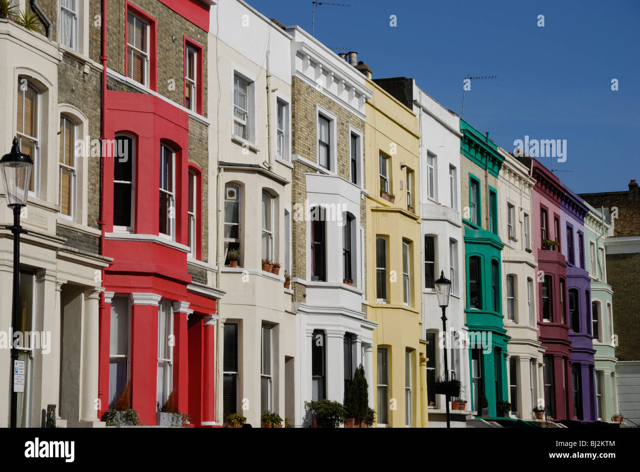 Multi-farbigen Häuser, Lancaster Road, Notting Hill, London, England. Stockfoto