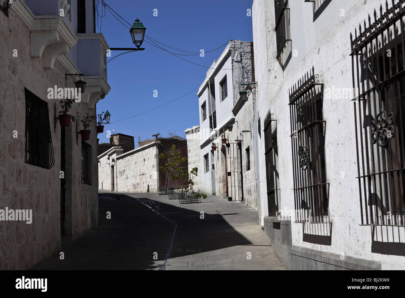 Blick auf eine Straße in Arequipa, die weiße Stadt, Anden, Peru, Südamerika. Stockfoto