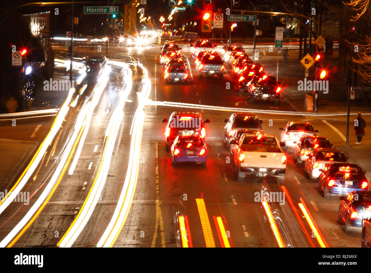 Langzeitbelichtung des Verkehrs in der Nacht in der Innenstadt von Vancouver, Britisch-Kolumbien Stockfoto